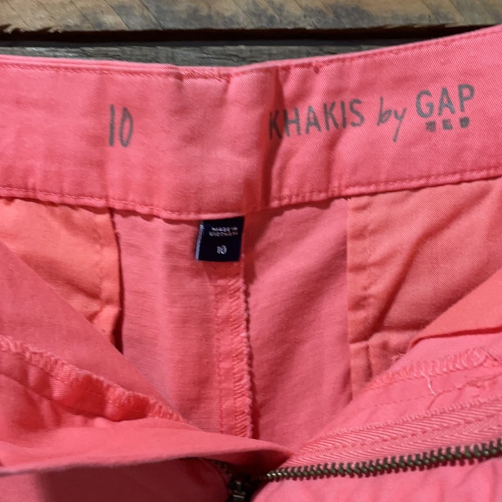 KHAKIS by Gap shorts size 10 (4") - Picture 3 of 3